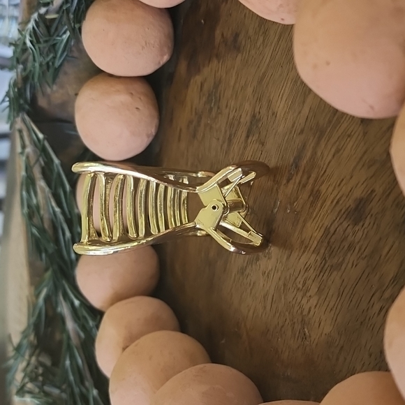 Gold metal hair clip - Picture 4 of 4